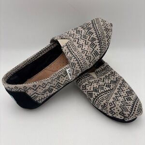 Toms Black and Cream Patterned Moccasins‎